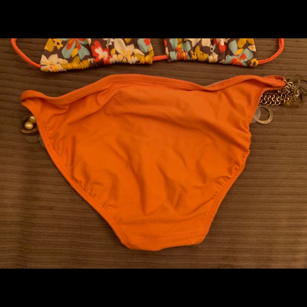 Bikini - Picture 2 of 3